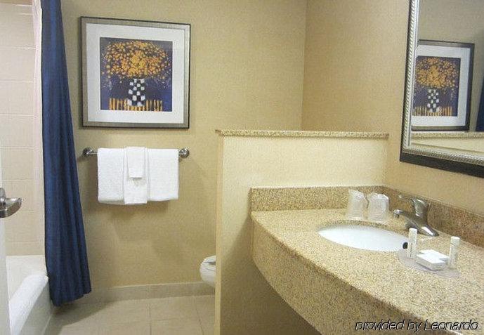 Courtyard By Marriott Pensacola Downtown Hotel Exterior foto